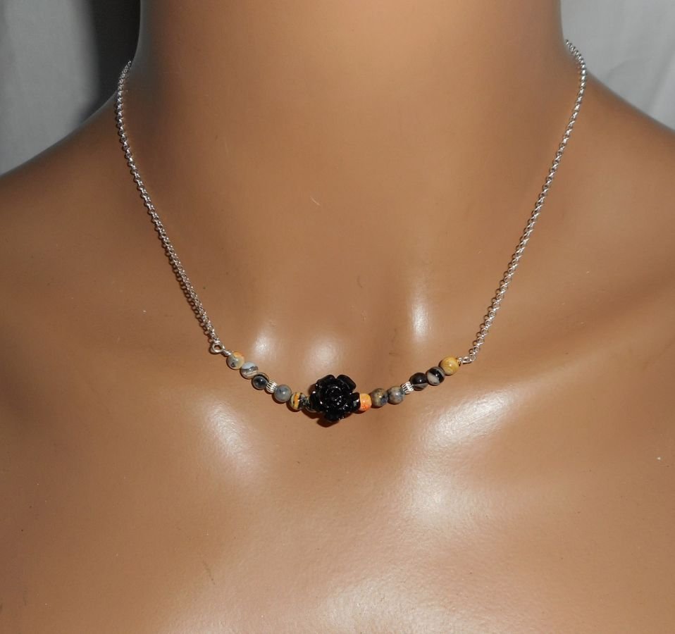 Rosa halsband med svart gorgonian och små agater på 925 silverkedja.