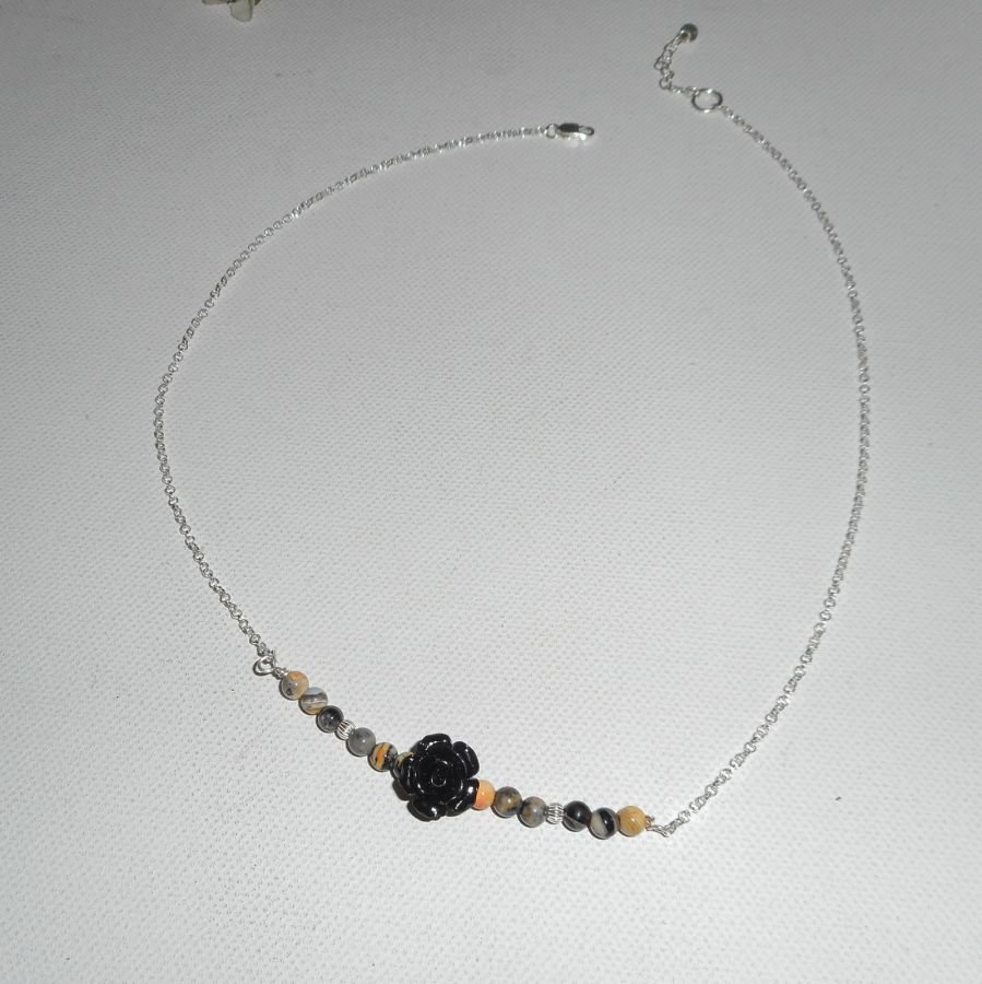 Rosa halsband med svart gorgonian och små agater på 925 silverkedja.