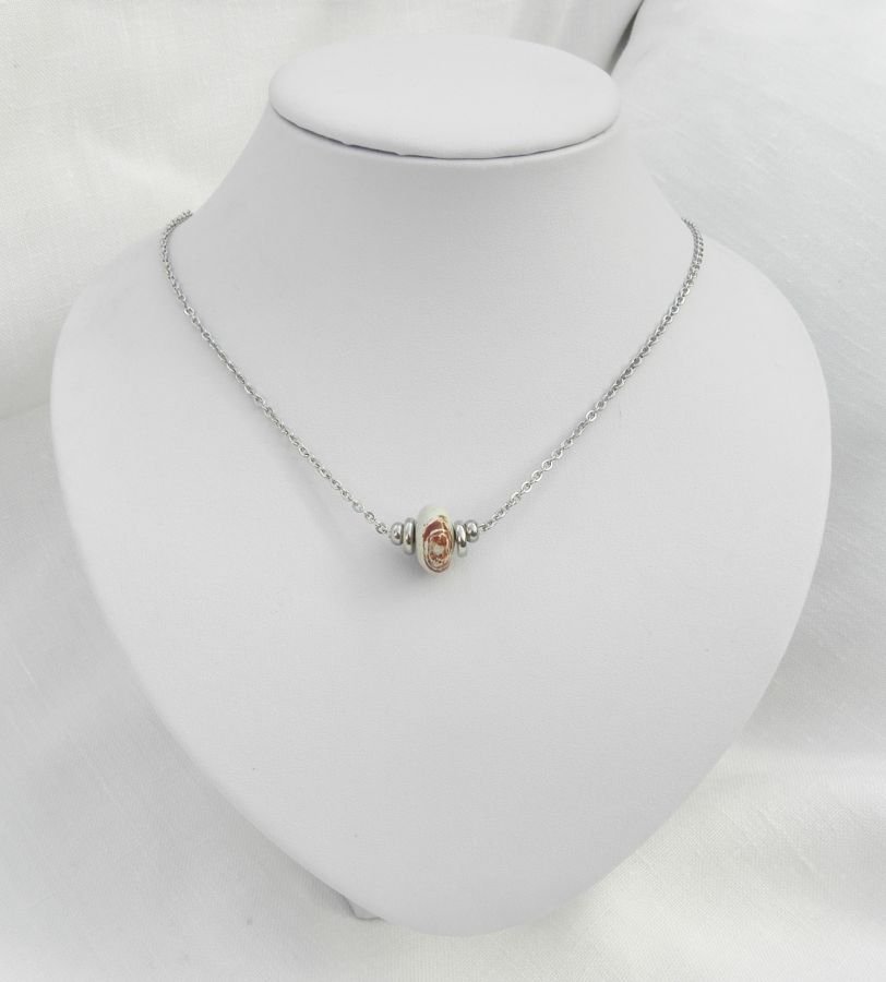 Solitärhalsband med beige rund jaspissten och pärlor i rostfritt stål