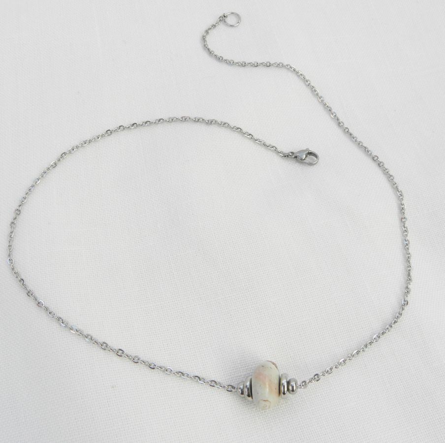 Solitärhalsband med beige rund jaspissten och pärlor i rostfritt stål
