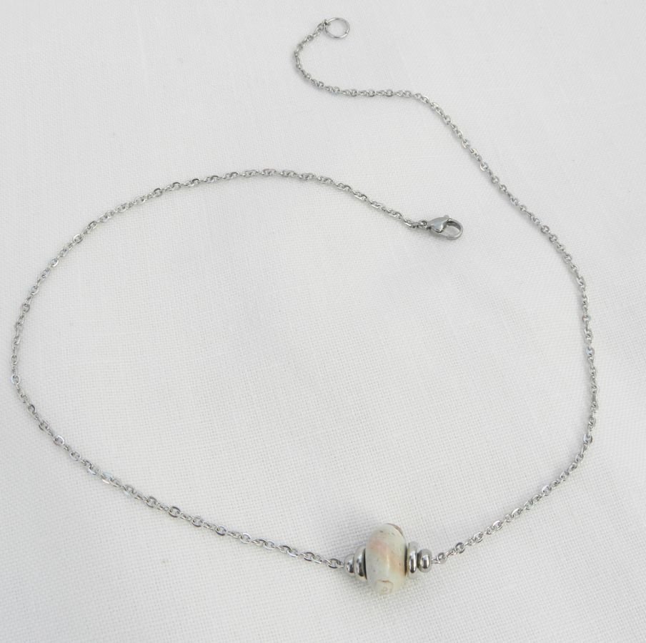 Solitärhalsband med beige rund jaspissten och pärlor i rostfritt stål