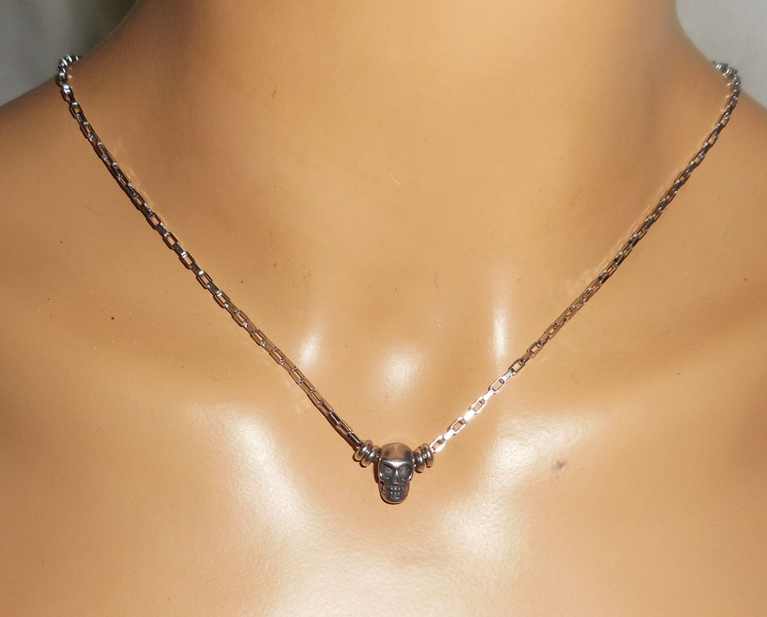 Halsband med dödskalle och korsben på kedja av rostfritt stål