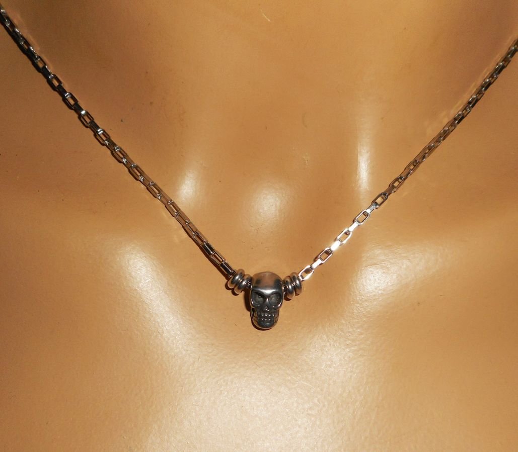 Halsband med dödskalle och korsben på kedja av rostfritt stål
