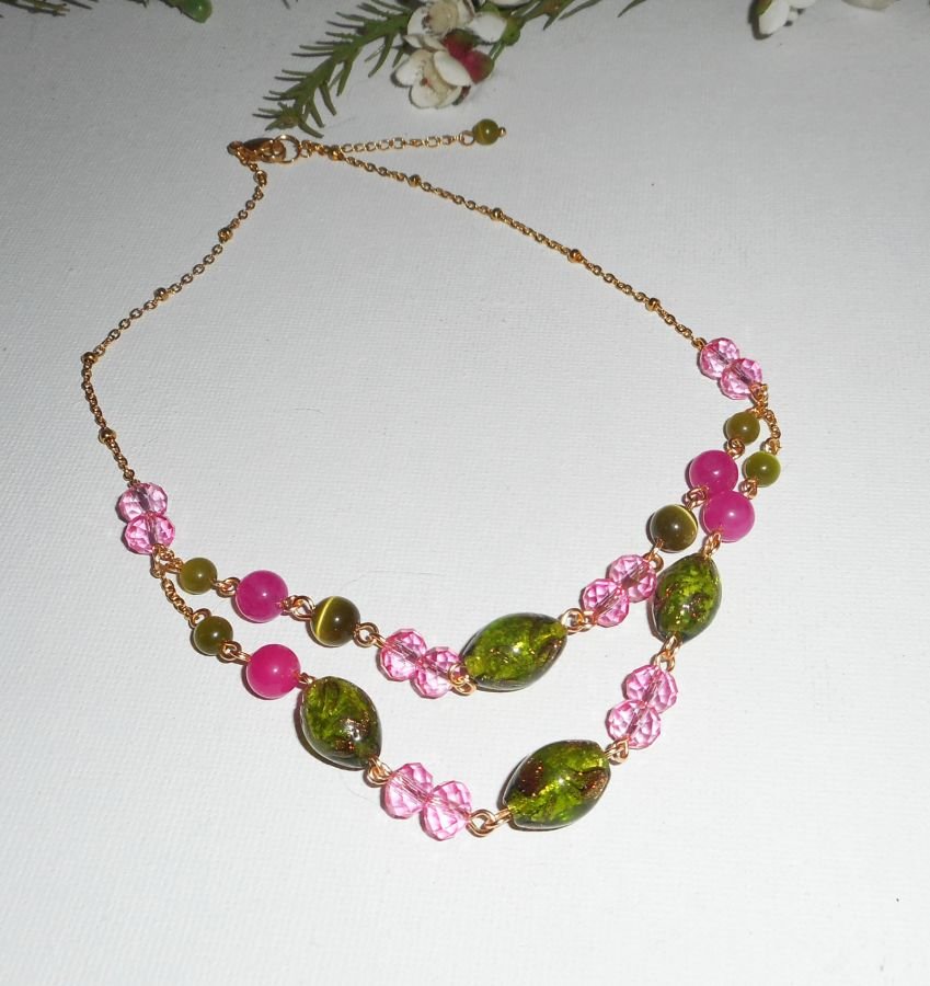 Halsband av muranoglas och rosa och gröna kristaller på stålkedja