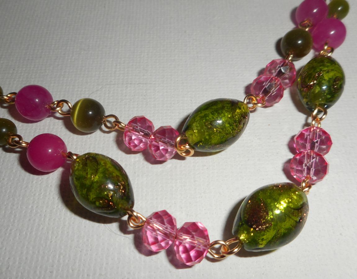 Halsband av muranoglas och rosa och gröna kristaller på stålkedja