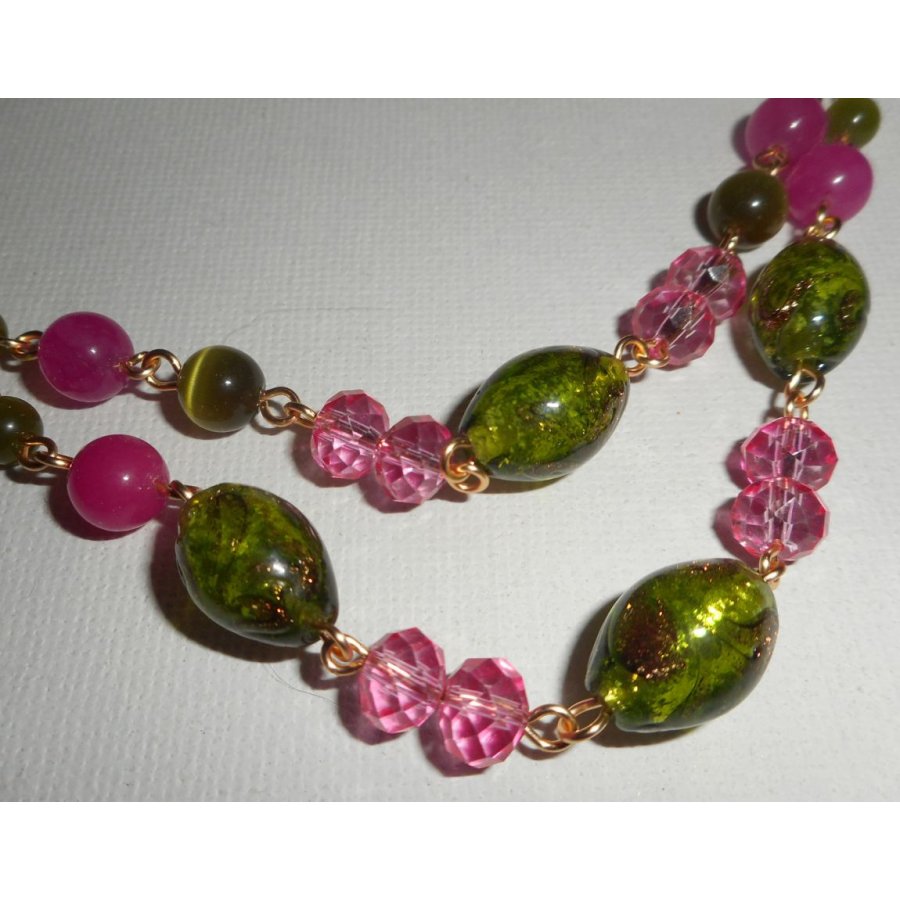 Halsband av muranoglas och rosa och gröna kristaller på stålkedja