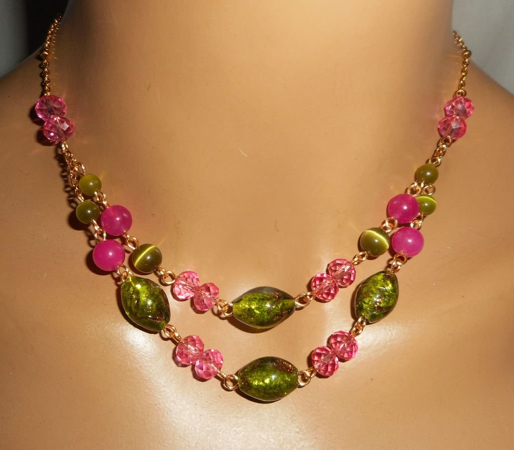 Halsband av muranoglas och rosa och gröna kristaller på stålkedja