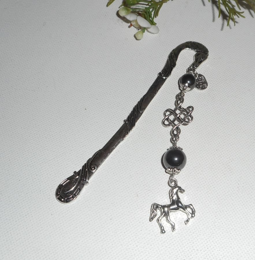 Bokmärke med silverhäst och hematitstenar