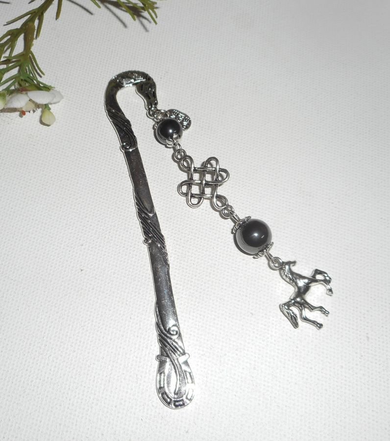 Bokmärke med silverhäst och hematitstenar