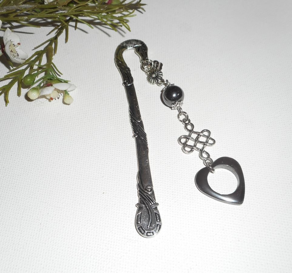 Hästsko Bookmark med silverbåge och hematit stenar hjärta