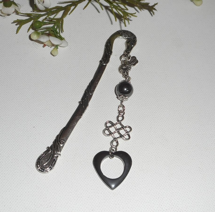 Hästsko Bookmark med silverbåge och hematit stenar hjärta
