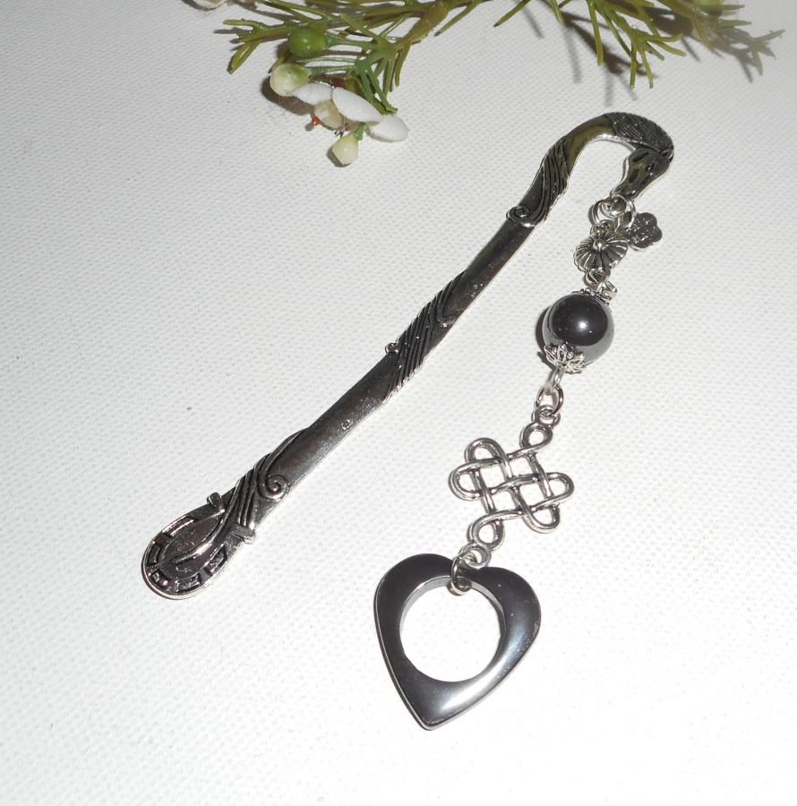 Hästsko Bookmark med silverbåge och hematit stenar hjärta