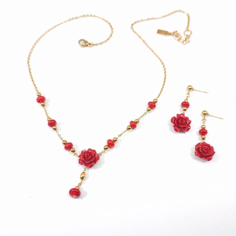 Halsband och örhängen med röda gorgonian rosor