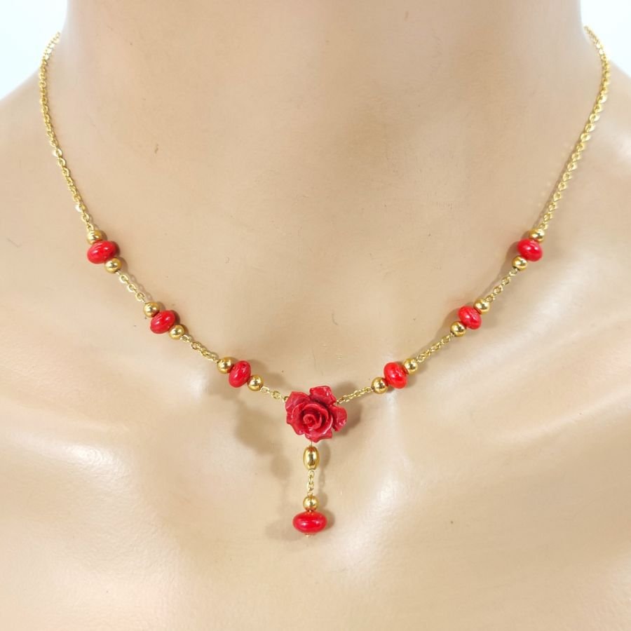 Halsband och örhängen med röda gorgonian rosor