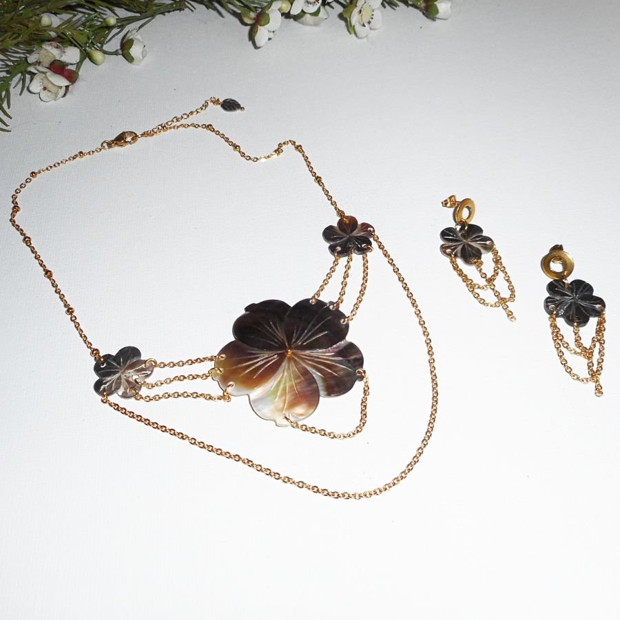 Halsband med blomma av pärlemor och guldkedja