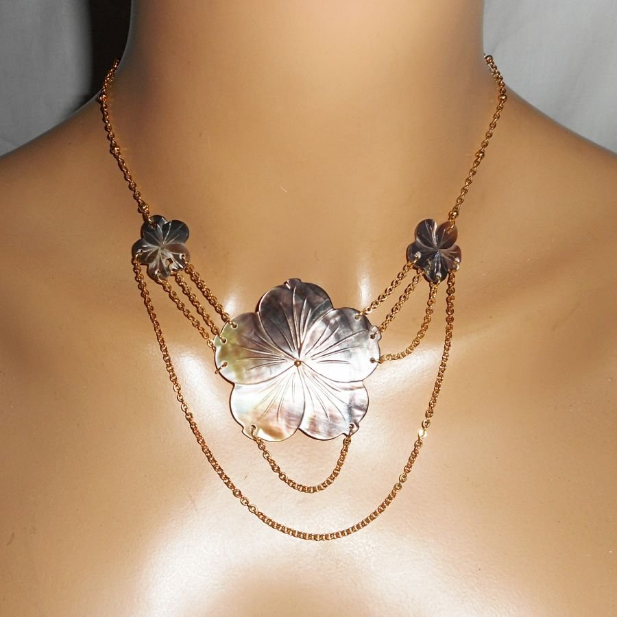 Halsband med blomma av pärlemor och guldkedja