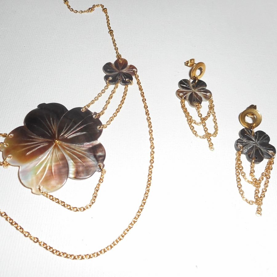 Halsband med blomma av pärlemor och guldkedja