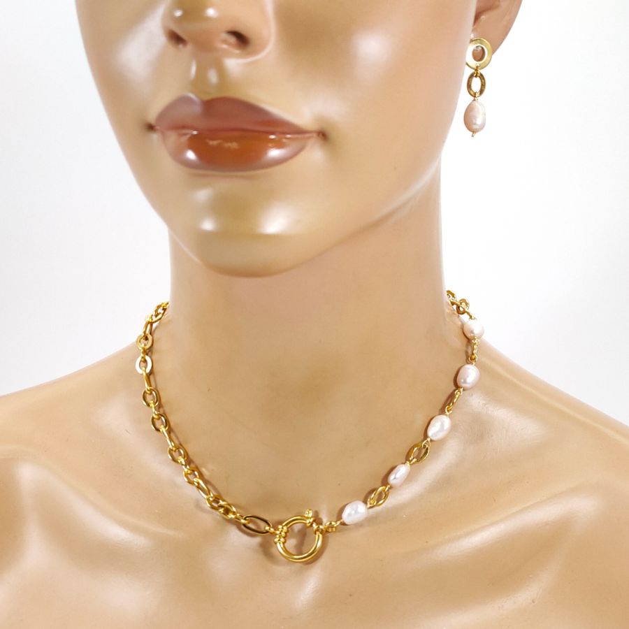  Halsband med stor kedja och barocka kulturpärlor