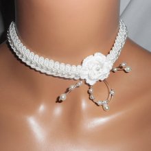 Vitt blomsterhalsband med virkad flätning broderad med glaspärlor