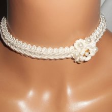 Ecru blomma halsband på en fin broderad flätning med glaspärlor