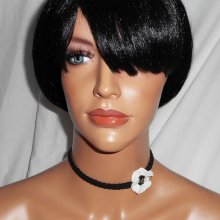 Vit vallmo choker halsband på svart flätad sladd