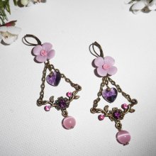 Lila blomsterörhängen med hjärtkassetter och rosa pärlor