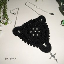 Svart virkat halsband med broderade pärlor och kors
