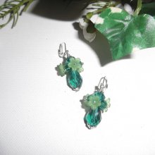 Originella blomma örhängen med gröna kristallpärlor