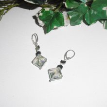 Örhängen med gröna kristaller och diamanter i 925 sterling silver