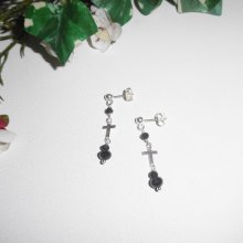 Örhängen med svarta kristallpärlor och kors på 925 sterling silver örhängen