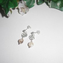 Örhängen med bruna pärlemorspärlor på örhängen i 925 sterling silver.
