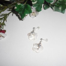 Örhängen med pärlemorblommor och delfiner på örhängen i 925 sterling silver.