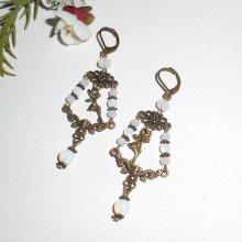 Fairy och vita kristaller med tofsar på bronsbälgar