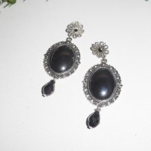 Örhängen med cabochon av hematitsten i silvermetall