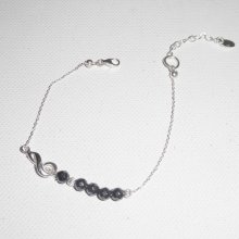 Original armband med noter och hematitpärlor på 925 silverkedja