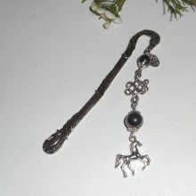 Bokmärke med silverhäst och hematitstenar