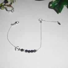 Originalarmband i marinbläck och små hematitpärlor på en kedja i 925 silver.