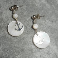 Örhängen i marinbläck och pärlemor på en sovring i 925 sterling silver.