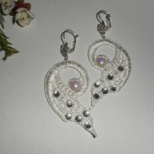 Vita spetsörhängen med Swarovski-kristall och pärlor