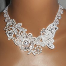Vit spets med blomma och fjäril för ceremonihalsband med Swarovskikristall och pärlor