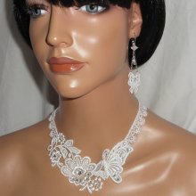 Vit spetsblomma och fjäril halsband med Swarovskikristall och pärlor