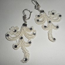 Örhängen med Swarovski-kristall och arabesque spets