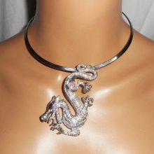 Originellt halsband i silvermetall med stor kristalldrake