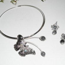 Original halsband med grå fjäril med kristall och agat stenar