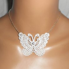 Vitt halsband med vit fjäril i fint broderi på silverkedja