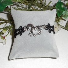 Original armband med häst i silvermetall på svart spets