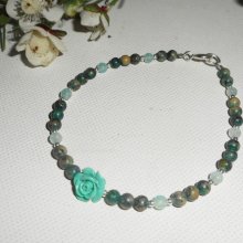 Armband med pärlor och rosa grön gorgonian på silverlås