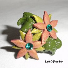 Brun lera blomma ring med Swarovski kristall och grönt bladverk