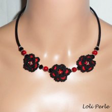 Originellt halsband med svarta och röda virkade blommor, kristall och glaspärlor.