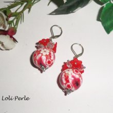 Röd blomma pärlörhängen med kristallpärlor